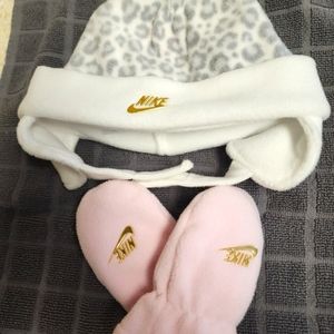Toddler girls hat and mittens set by Nike